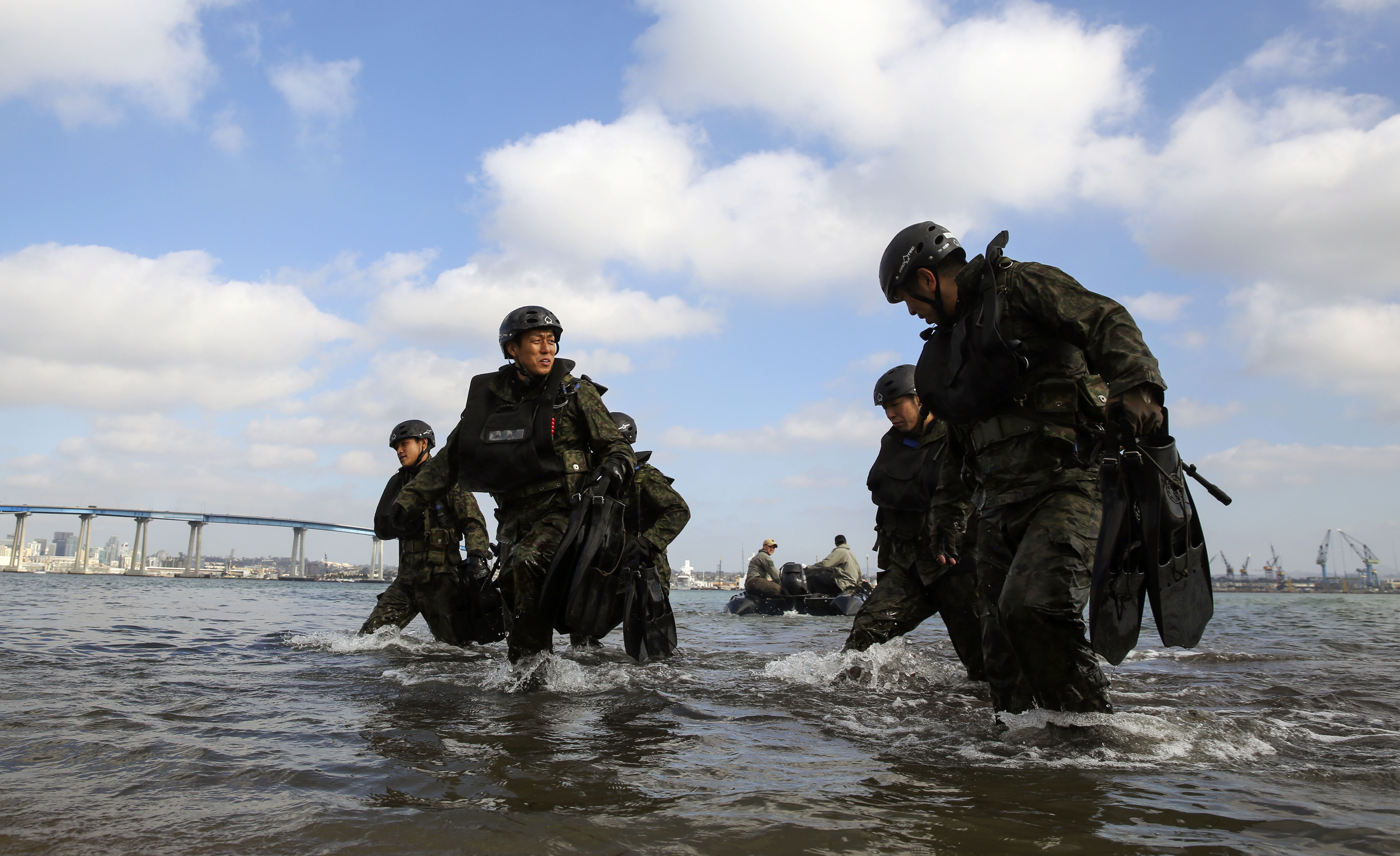 Japan Ground Self-Defense Force soldiers make their way onto Seal Beach ...