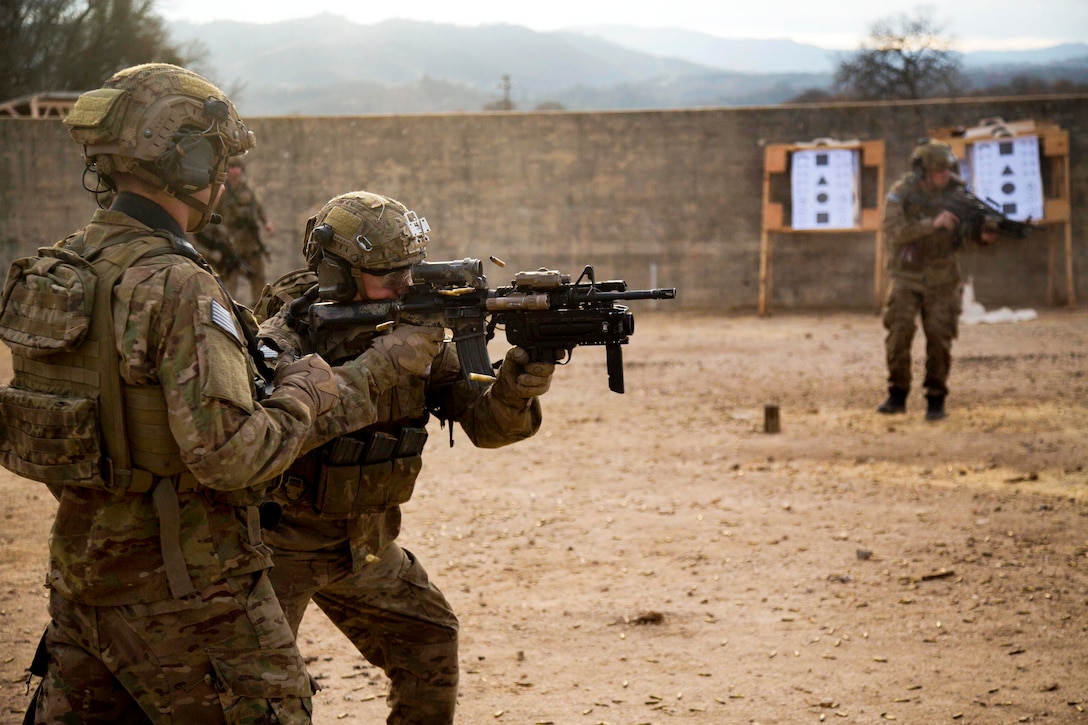 An Army Ranger fires an M4 carbine during close quarter marksmanship qualifications at a range on Fort Hunter Liggett, Calif., Jan. 25, 2014.