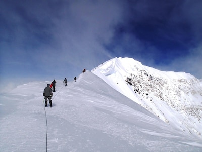 The 4th Infantry Brigade Combat Team (Airborne), 25th Infantry Division, makes its way across Summit Ridge on Alaska's Mount McKinley, June 15, 2014. The team tested mostly Army-issue gear.