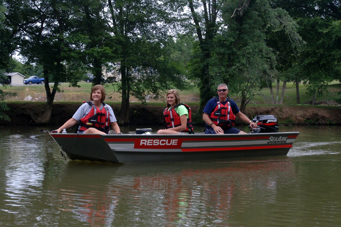 A group of volunteers navigate the Duck River in Shelbyville, Tenn., June 28, 2014 while participating in the “Don’t Muck The Duck” cleanup event.  The U.S. Army Corps of Engineers Nashville District had several employees on location to seek input for the Duck River Watershed Assessment.