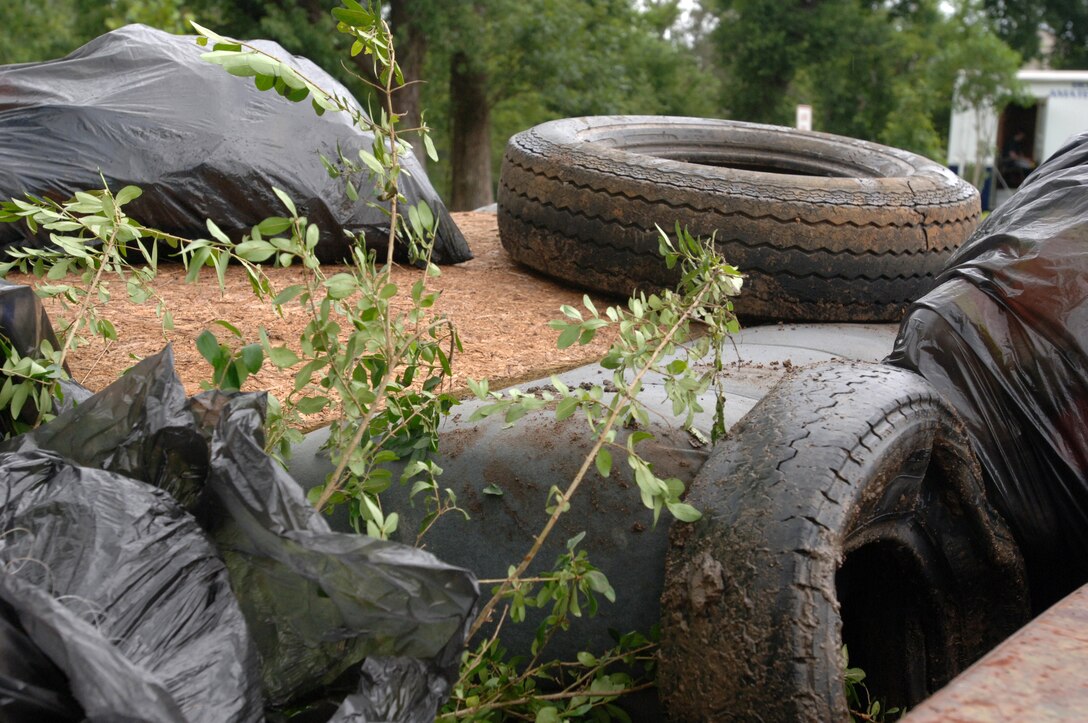 Volunteers of the “Don’t Muck The Duck” cleanup event pulled lots of household items and tires from the banks and water along the Duck River June 28, 2014 on 56 miles of shoreline in Bedford County in Tennessee. The U.S. Army Corps of Engineers Nashville District had several employees on location to seek input for the Duck River Watershed Assessment. 