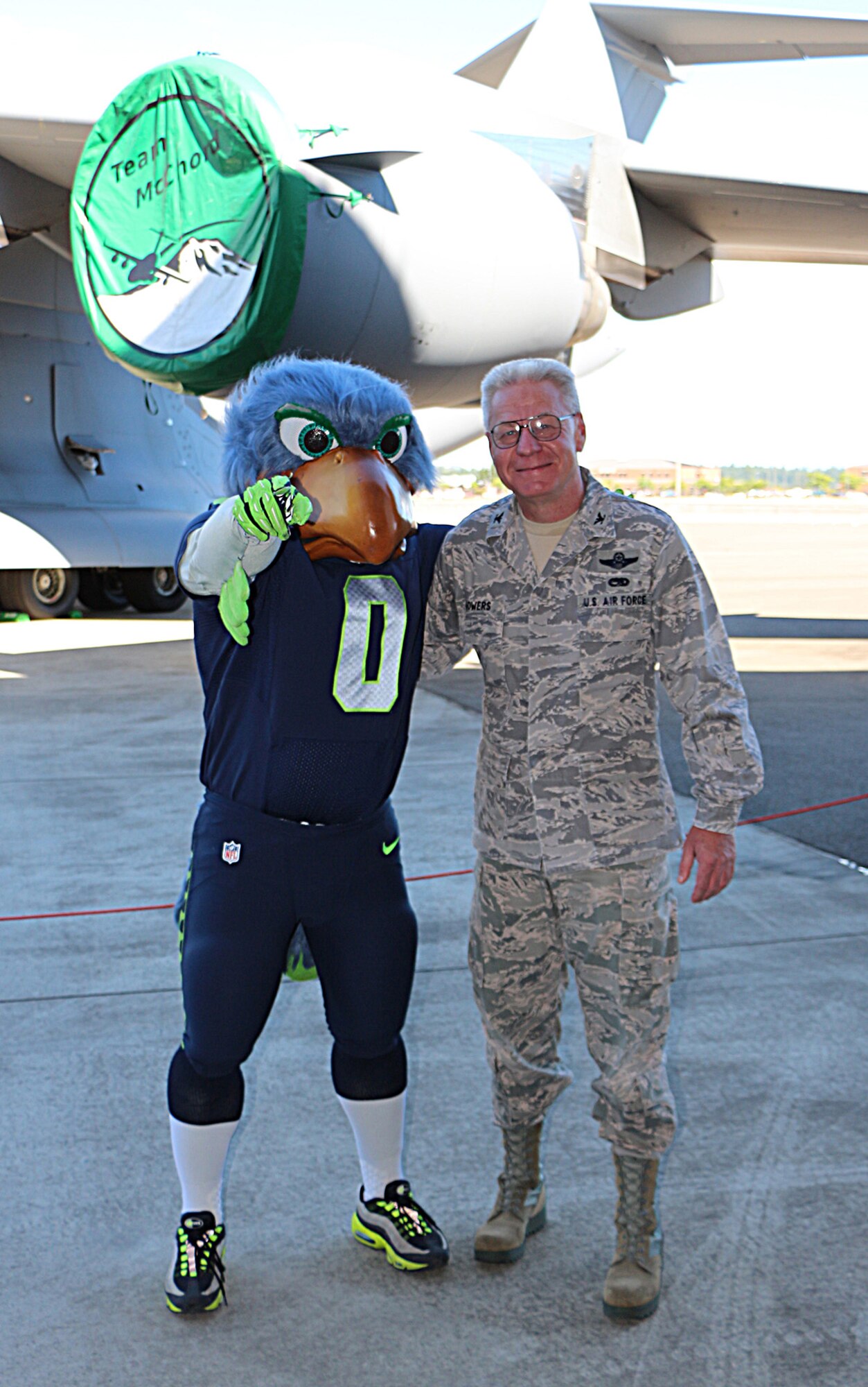 Seattle Seahawks share Lombardi Trophy with military fans 446th