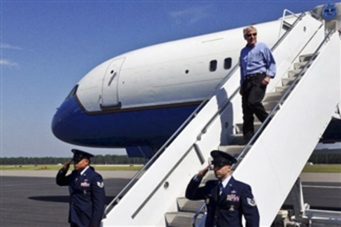 Defense Secretary Chuck Hagel arrives at Jacksonville International Airport, Fla., July 9, 2014, en route to talk to submariners on Naval Submarine Base Kings Bay in southeastern Georgia. While on the submarine base, Hagel also plans to tour the ballistic missile submarine USS Tennessee and visit a Trident submarine refit facility.