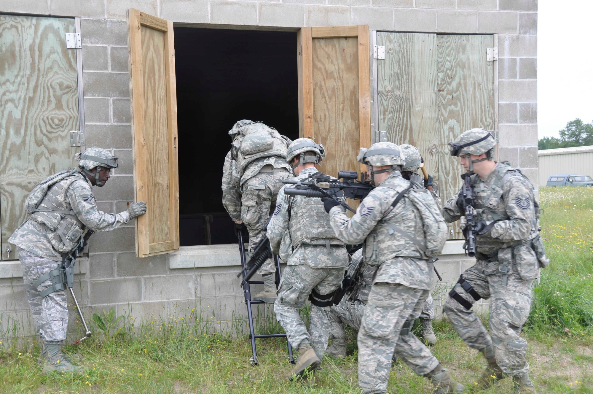 934th Security Forces Squadron members train on building entry techniques at Camp Ripley, Minn. (Air Force Photo/Master Sgt. Ronald Blackledge)