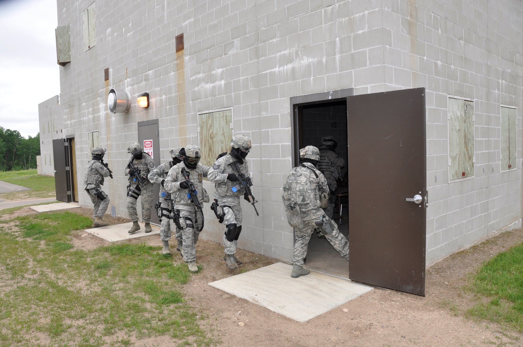 934th Security Forces Squadron members train on building entry techniques at Camp Ripley, Minn. (Air Force Photo/Master Sgt. Ronald Blackledge)