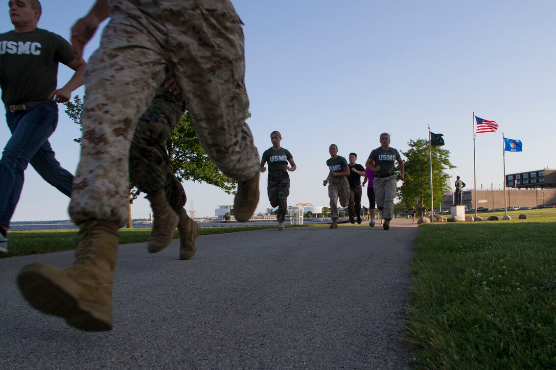 Officer candidates and applicants begin the Combat Fitness Test with an 880-yard sprint at Veterans Park in Milwaukee, Wis., July 10, 2014.  Officer Selection Station Milwaukee conducted a Combat Fitness Test to help prepare their officer candidates and applicants for Officer Candidates School.
