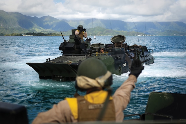 チャレンジ　米海軍EOD U.S. Marines uses advanced unmanned robotic platforms during
