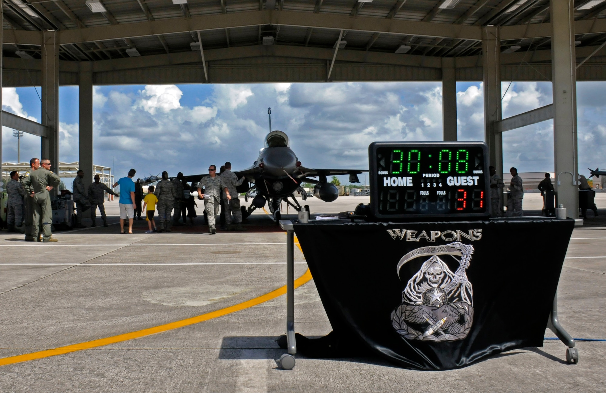 The audience gets a closer look at the hard work that the "Load Toads" put
forth during the aftermath of the 482nd Aircraft Maintenance Squadron's Load
Crew of the Year Competition at Homestead Air Reserve Base, Fla., July 13.
(U.S. Air Force photo/Senior Airman Nicholas Caceres)