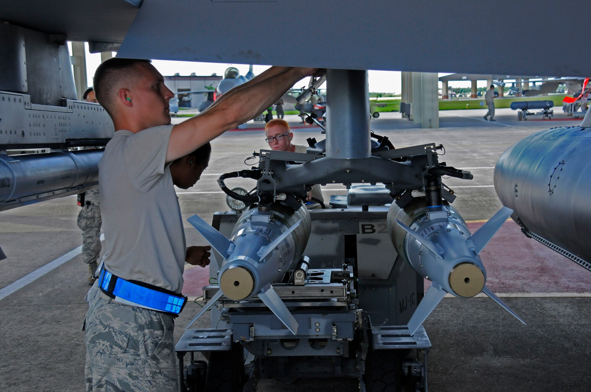 Staff Sgt. Danessa Gali, Senior Airman Stephen Hoffler, and Senior Airman
William Ford, members of the 495th Fighter Group, Detachment 93, attach an
inert missile to an F-16 during the 482nd Aircraft Maintenance Squadron's
Load Crew of the Year Competition at Homestead Air Reserve Base, Fla., July
13. The "Load Toads" were evaluated in four areas to determine the winner:
dress and personal appearance, tool kit inspection, a general knowledge
test, and actual munitions loading to include speed and proficiency. (U.S.
Air Force photo/Senior Airman Nicholas Caceres)
