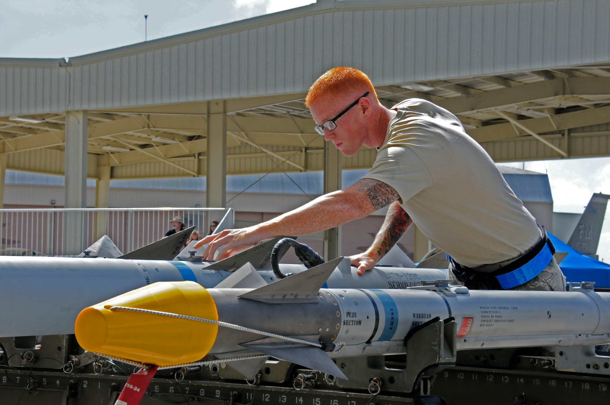 Senior Airman William Ford, member of the 495th Fighter Group, Detachment
93, prepares to load an inert missile onto an F-16 during the 482nd Aircraft
Maintenance Squadron's Load Crew of the Year Competition at Homestead Air
Reserve Base, Fla., July 13. The "Load Toads" were evaluated in four areas
to determine the winner: dress and personal appearance, tool kit inspection,
a general knowledge test, and actual munitions loading to include speed and
proficiency. (U.S. Air Force photo/Senior Airman Nicholas Caceres)