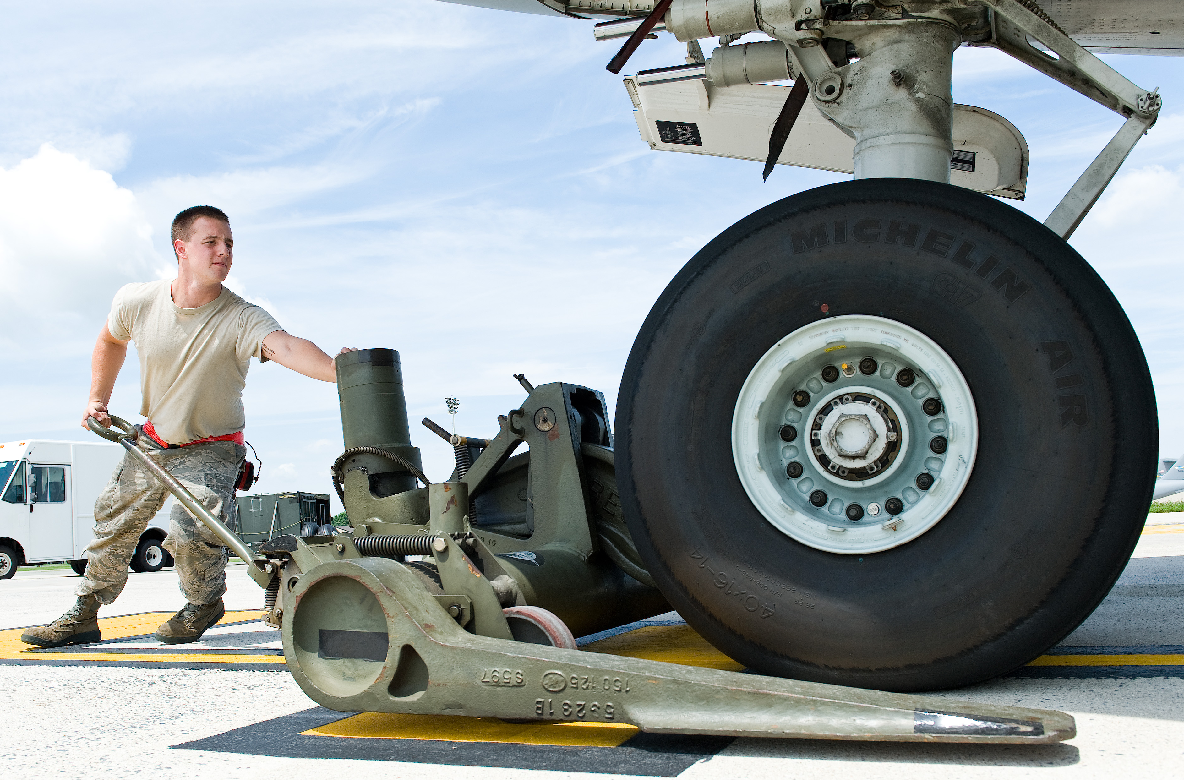 C17A Nose Landing Gear Tire Change
