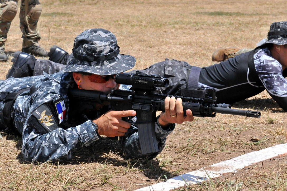 A Panamanian special operations forces team member zeroes his weapon during the Fuerzas Comando 2014 weapons familiarization range at the Colombian National Training Center on Fort Tolemaida, Colombia, July 21, 2014.