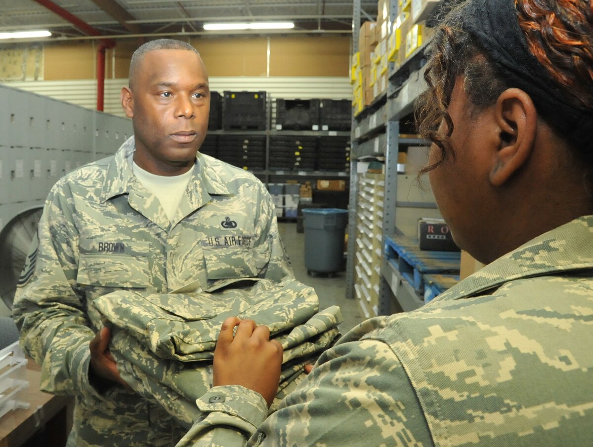 Airmen benefit from streamlined uniform process > Air Force Reserve ...