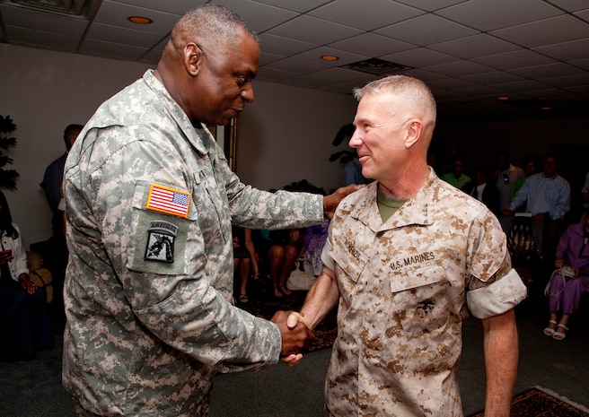 MACDILL AIR FORCE BASE, Fla. – Army Gen. Lloyd J. Austin III, commander of U.S. Central Command, welcomes Lt. Gen. Kenneth McKenzie back to USCENTCOM before a change of command ceremony here June 18.  McKenzie assumed command of U.S. Marine Corps Forces Central Command from Lt. Gen. Robert Neller during a change of command ceremony, June 18. (USCENTCOM photo by Sgt. Fredrick J Coleman, USMC)

