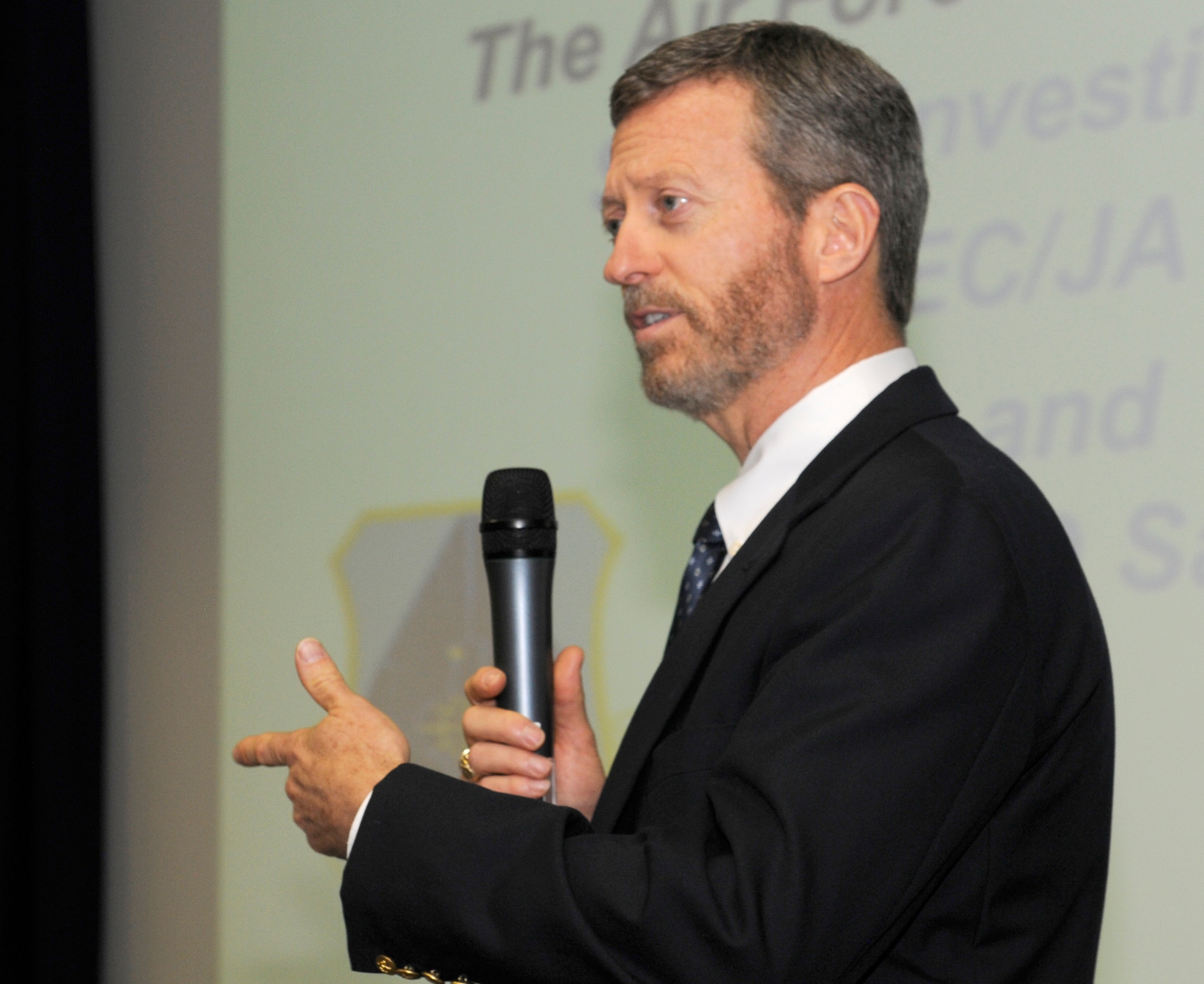 Air Force Safety Center Attorney Dan Vadnais describes legal issues
surrounding Air Force domestic and international aviation mishaps to more
than 60 members of the Lawyer-Pilots Bar Association. The group gathered
July 24 at the Air Force Safety Center, Kirtland Air Force Base, N.M., as
part of the organization's annual summer conference. (U.S. Air Force photo
by A1C Aaron Brown)
