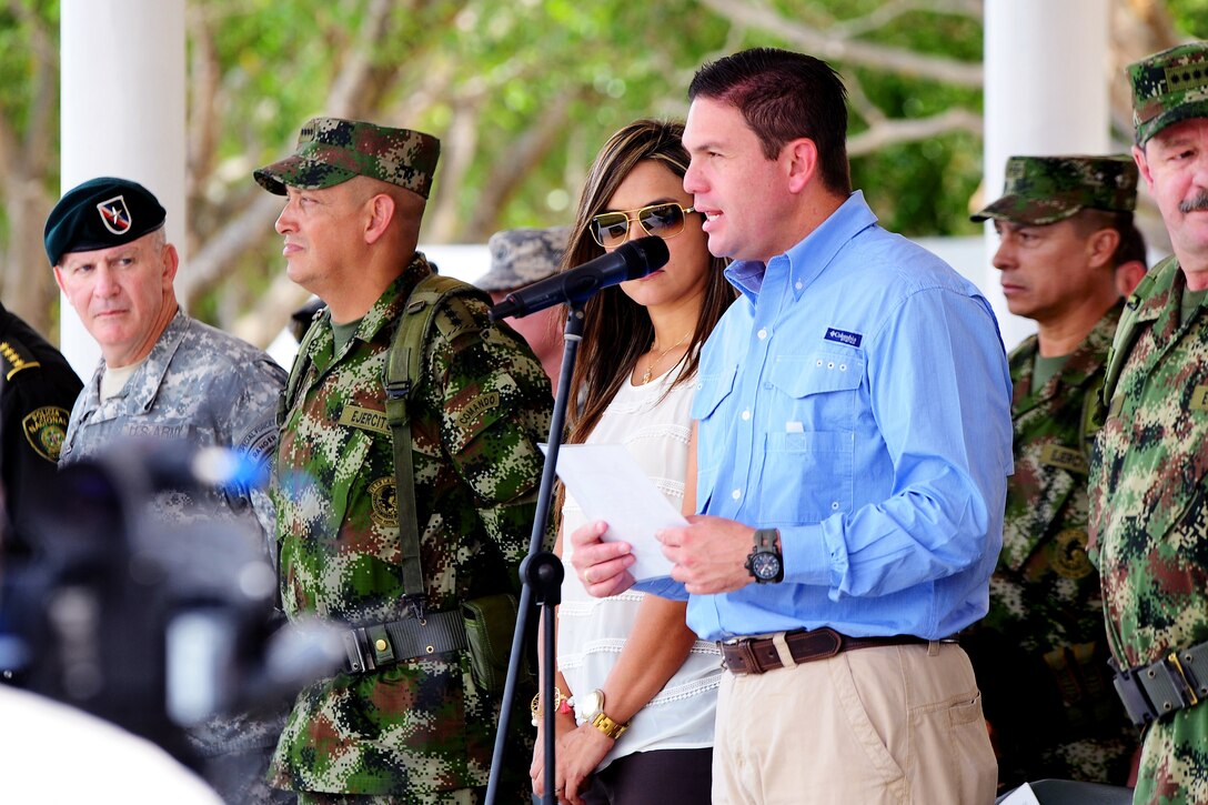 Colombian Defense Minister Juan Carlos Pinzon Bueno recites the oath to all 17 countries during the Fuerzas Comando 2014 opening ceremony on Fort Tolemaida, Colombia, July 23, 2014.