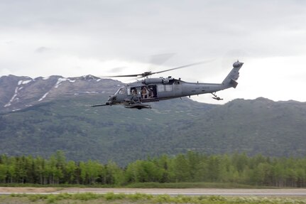 Soldiers from U.S. Army Alaska’s 1st Battalion (Airborne), 501st Infantry Regiment, undergo fast rope training from an Alaska Air National Guard 210th Rescue Squadron HH-60 Pave Hawk helicopter at Bryant Army Airfield on Joint Base Elmendorf-Richardson May 29. (U.S. Army National Guard photo by Sgt. Balinda O’Neal)