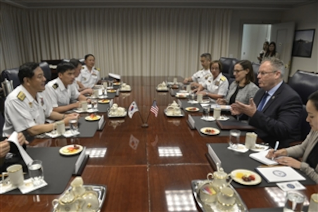 U.S. Deputy Defense Secretary Bob Work, second from right, meets with South Korean Chief of Naval Operations Adm. Hwang Ki-chul, left, at the Pentagon, July 30, 2014. The two defense leaders met to discuss issues of mutual importance.
