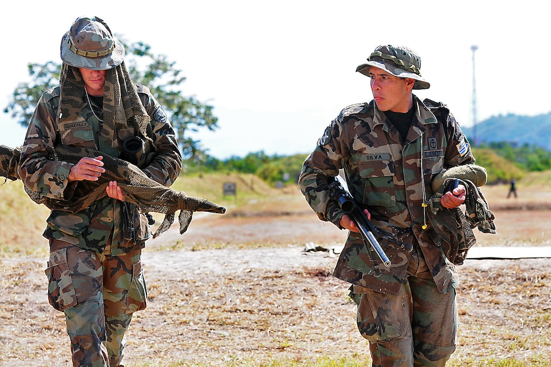 Uruguayan special operations team members walk to the range to take part in the snaps and moves event on Fort Tolemaida, Colombia, July 24, 2014.