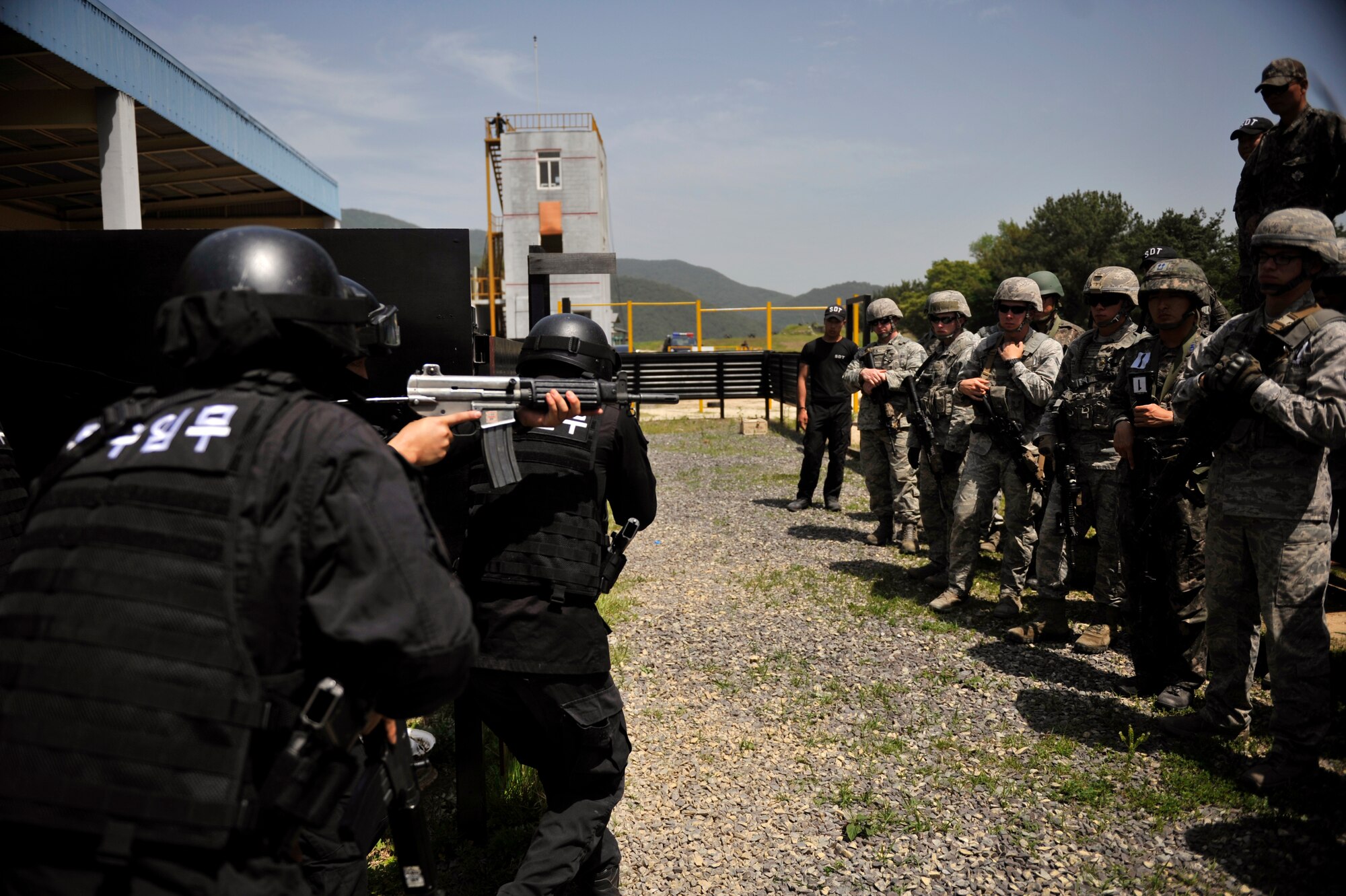 Members of the Republic of Korea counterterrorism team conduct a hostage rescue scenario during the ROK Ranger Qualification Course on Jinju Air Base, ROK, May 27, 2014. The participants performed counterterrorism, hostage rescue and close quarter battles scenarios. (U.S. Air Force photo/Senior Airman David Owsianka)