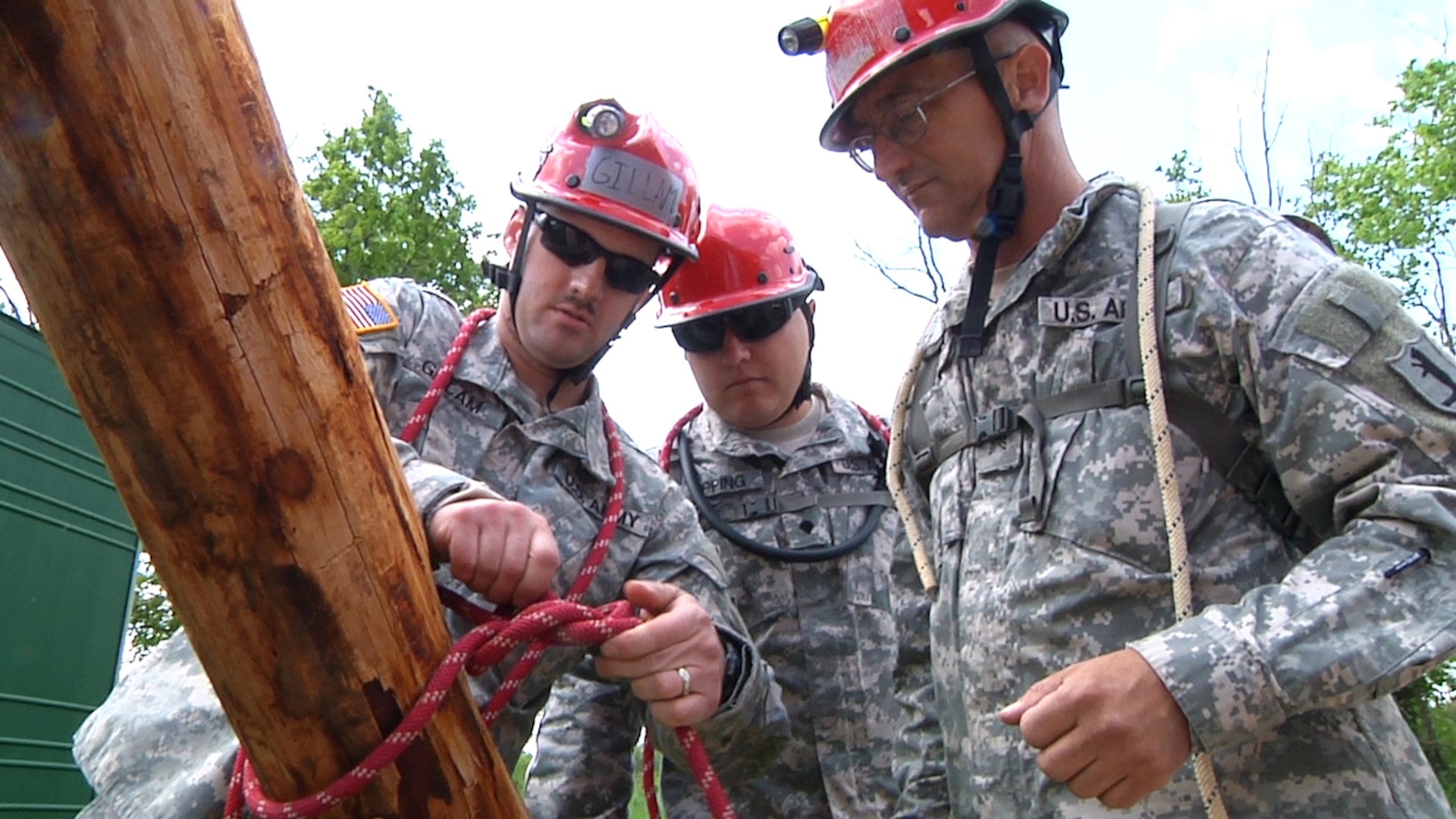 Army National Guard Soldiers assigned to the Missouri Chemical, Biological, Radiological, Nuclear and high Explosive (CBRNE) Task Force learn how to tie knots during a training May 17, 2014, at Boone County (Missouri) Training Center.