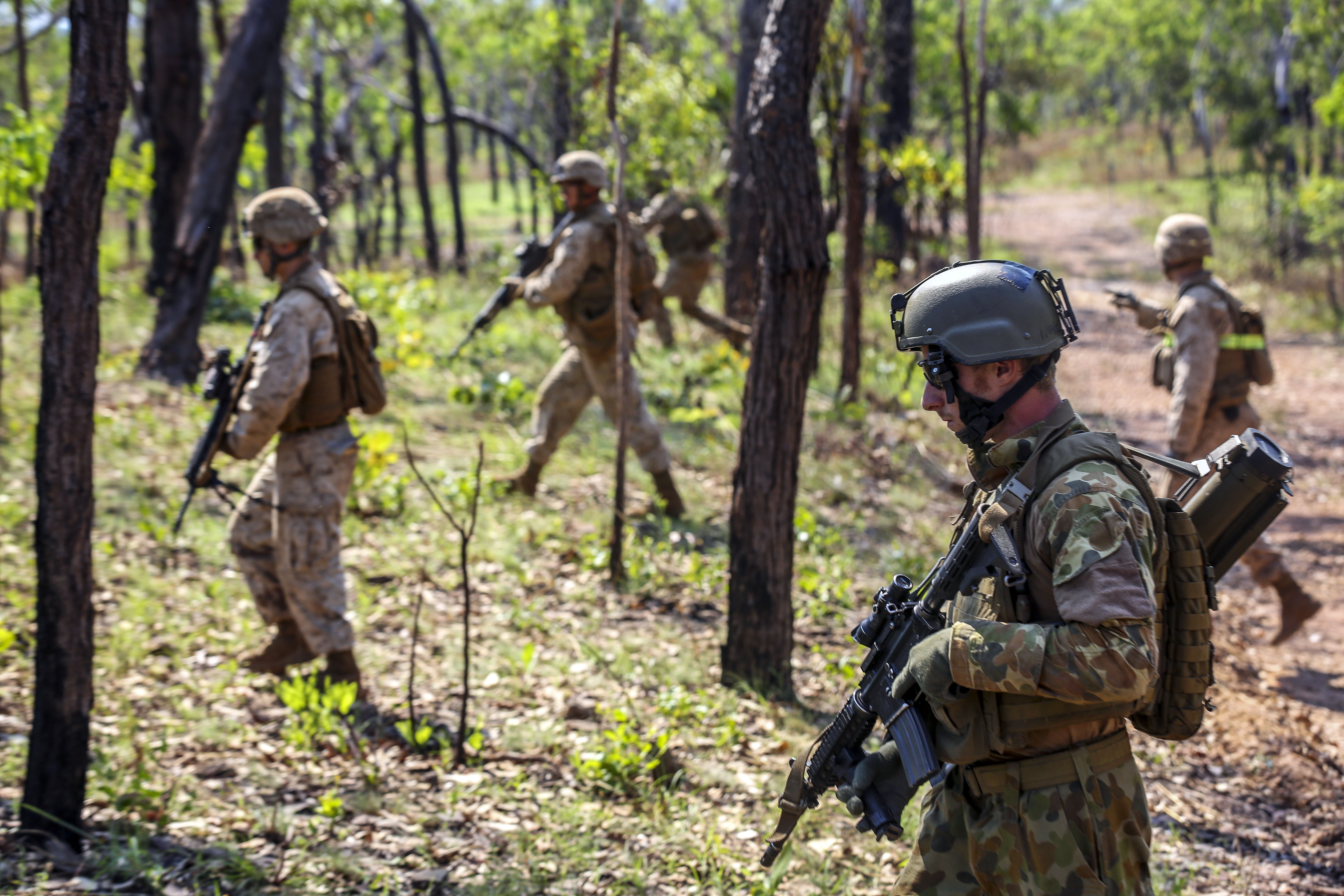 overførsel Selskabelig Forbindelse Australian army Pvt. Campbell Noakes, foreground, moves forward into a  live-fire exercise with U.S. Marines