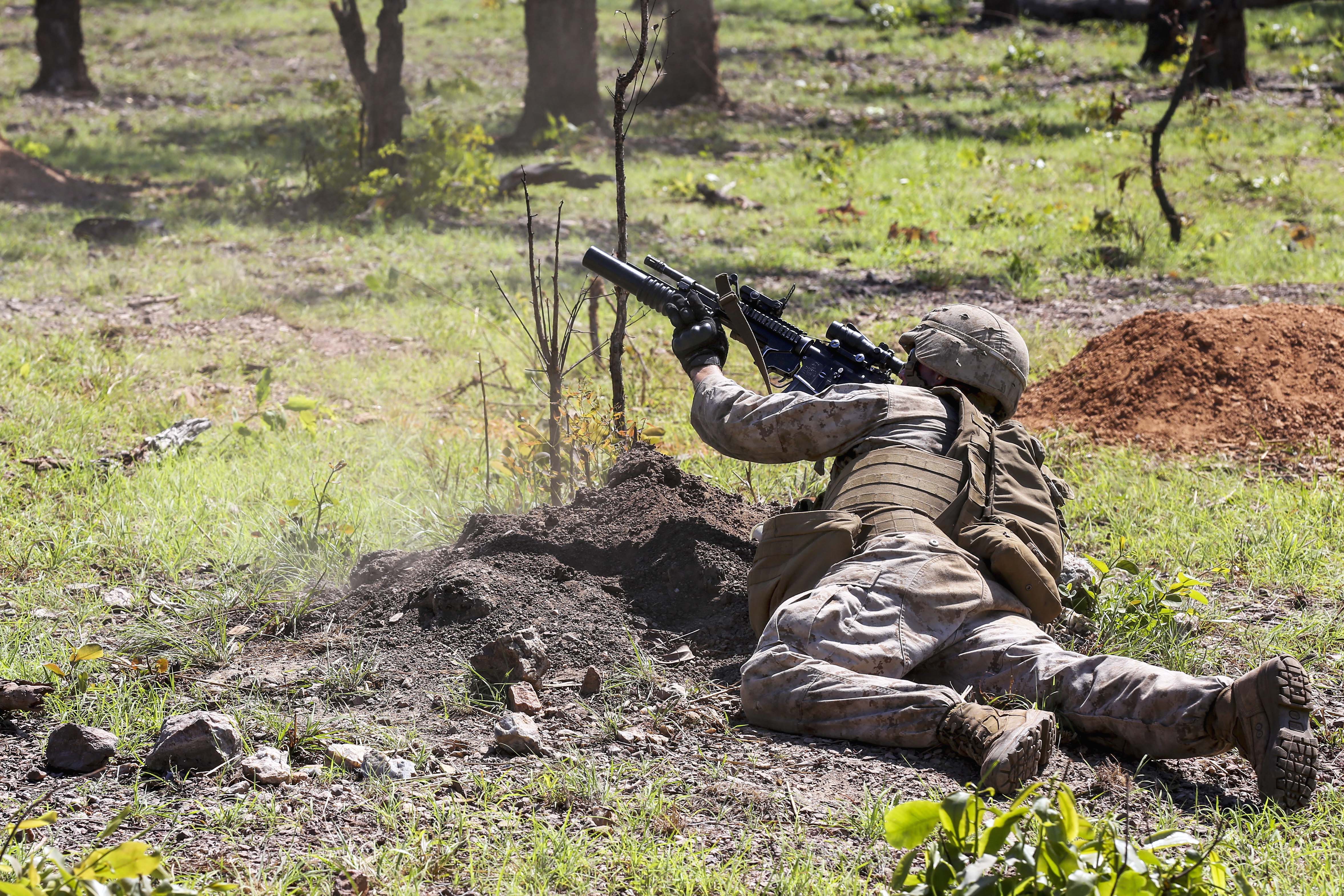 Kælder ødelagte Koncession U.S. Marine Corps Lance Cpl. Joshua Williams loads a 40mm grenade during a  live-fire exercise