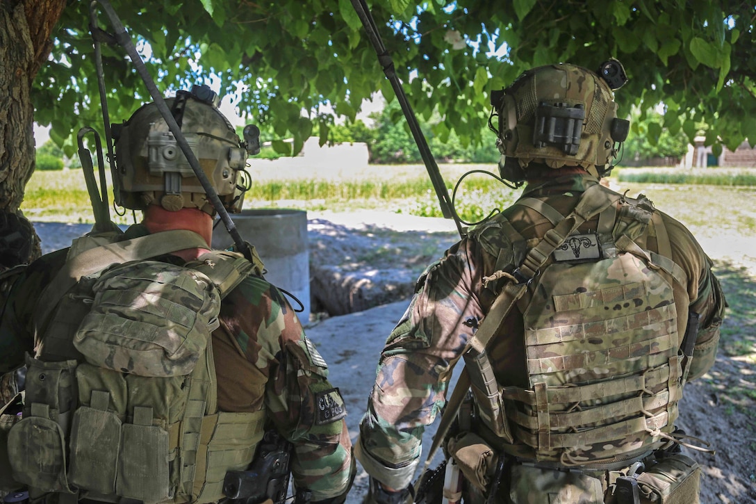 U.S. Special Forces soldiers watch as Afghan army special forces and commandos prepare to clear a series of compounds during an operation in the Nejrab district of Afghanistan's Kapisa province, May 27, 2014.