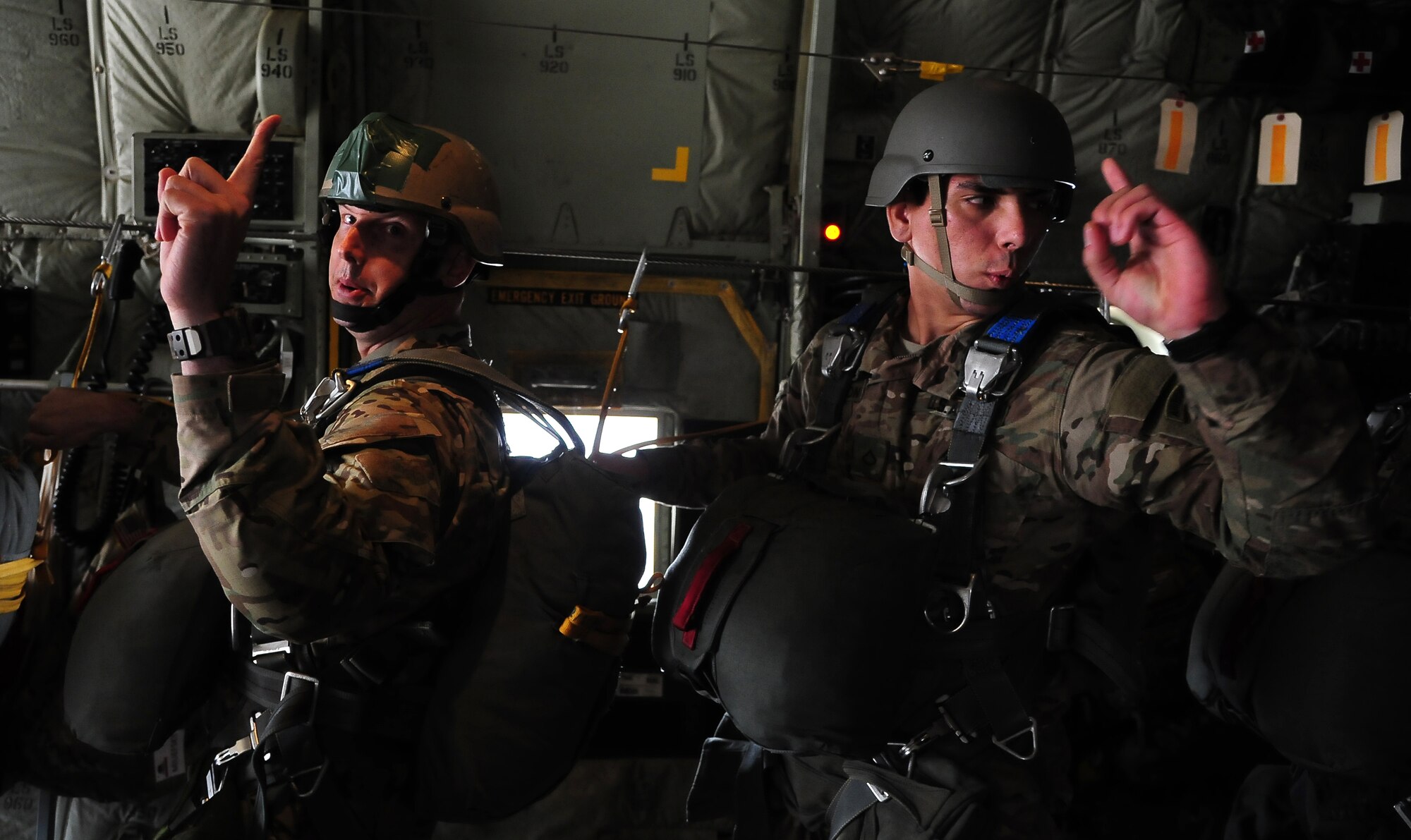 Paratroopers from the U.S. Army National Guard’s 20th Special Forces Group indicate one minute left until jump time during a friendship jump over Jordan June 2, 2014, during Exercise Eager Lion. The 20th also provided jumpmasters to direct members from other participating countries, including Australia, Pakistan, Jordan, Italy and France, among others. (U.S. Air Force photo by Staff Sgt. Brigitte N. Brantley/Released)