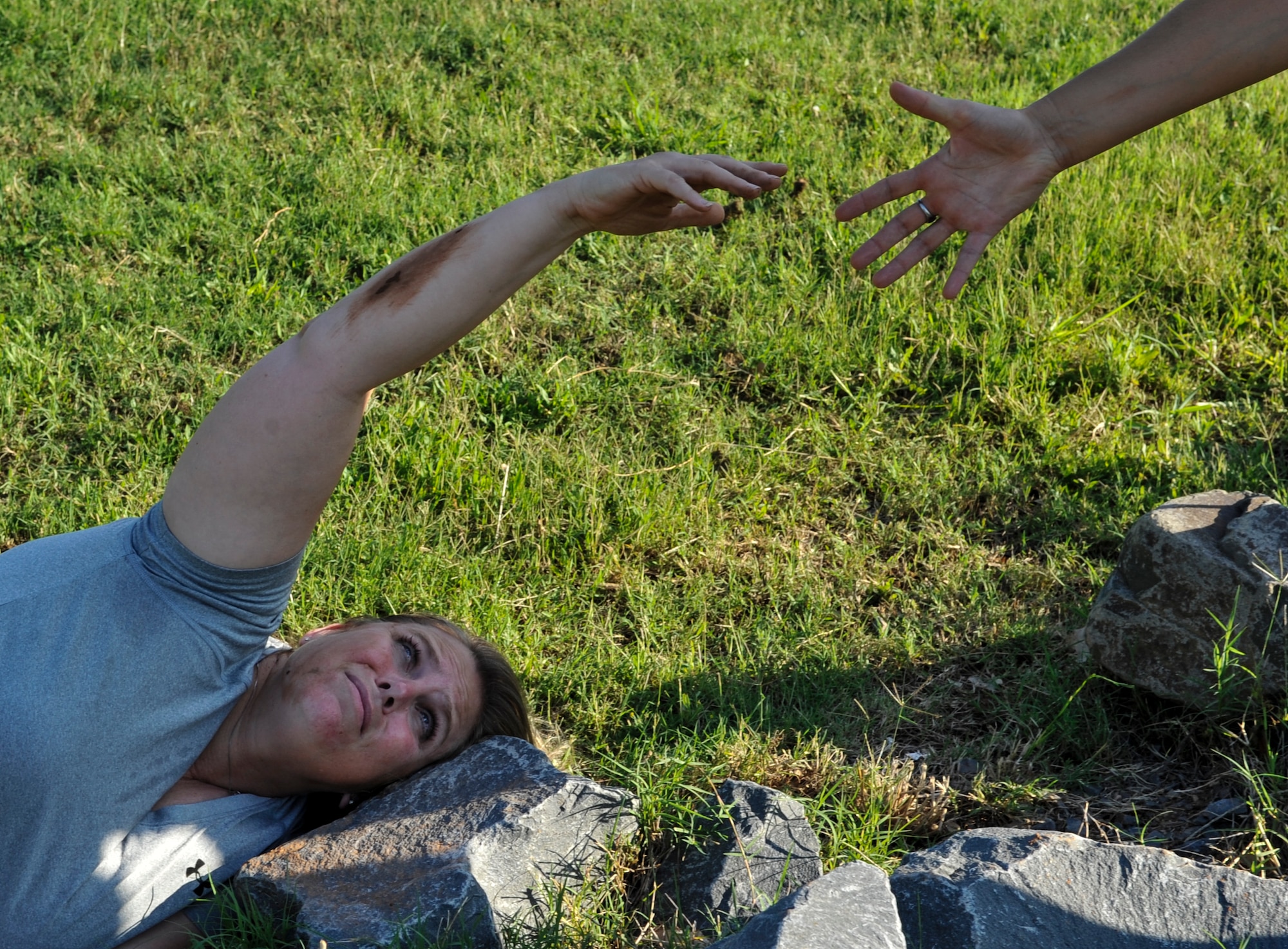 The struggle of one Airman affects the entire unit. Each individual’s role is critical to the success of the mission so it’s important to maintain resilience. When your teammate falls, help him up so that you both may continue forward or else risk compromising the mission. (U.S. Air Force photo illustration/Airman 1st Class Benjamin Raughton)