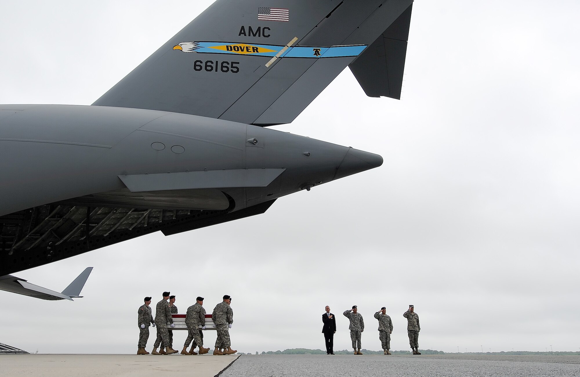 A U.S. Army carry team transfers the remains of Spc. Justin R Helton of Beaver, Ohio, during a dignified transfer June 12, 2014, at Dover Air Force Base, Del. Helton was assigned to the 18th Ordnance Company, 192nd Ordnance Battalion, 52nd Ordnance Group, Fort Bragg, N.C. (U.S. Air Force photo/Greg L. Davis)
