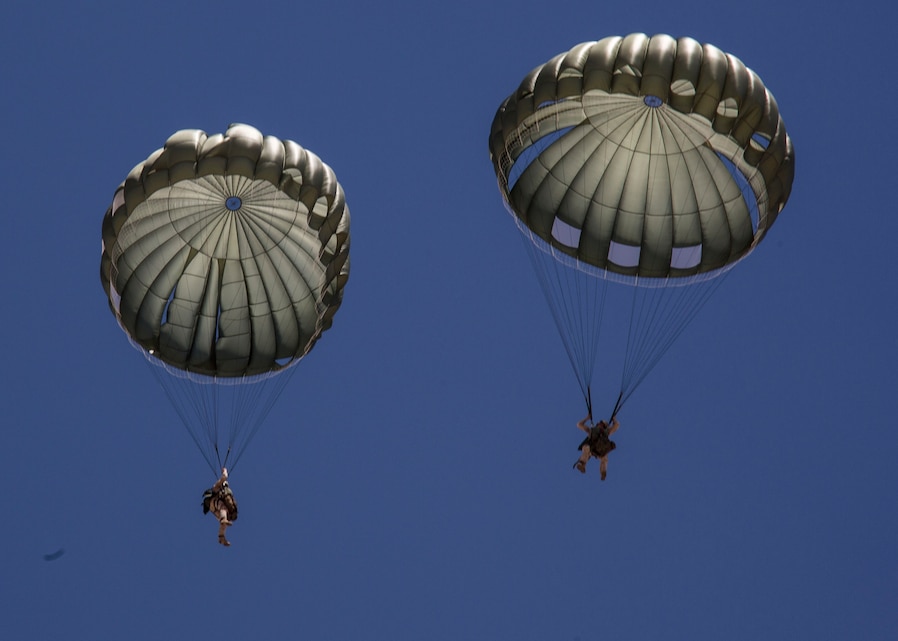 4th Recon Marines jump from aircraft to maintain readiness > United ...