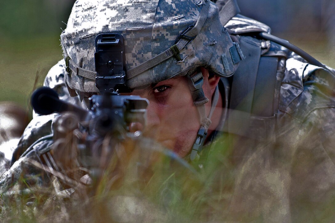 A paratrooper aims his M240B machine gun during a leaders’ course on Fort Bragg, N.C., Oct. 14, 2011. The paratrooper is an infantryman assigned to the 82nd Airborne Division’s 2nd Battalion, 504th Parachute Infantry Regiment, 1st Brigade Combat Team. 
