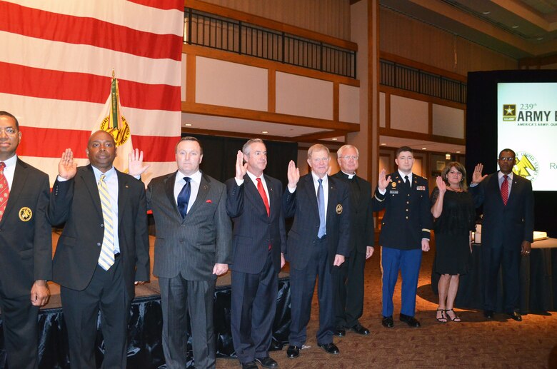 Michael Jackson, second from left, takes the oath with other newly appointed AUSA board members during the Army Birthday Dinner June 14.
