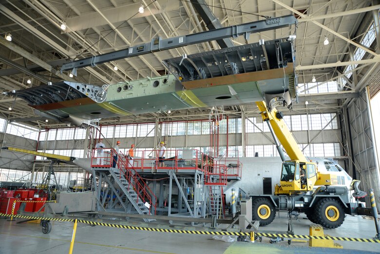Wingin’ It C130 team installs center wing box > Robins Air Force Base