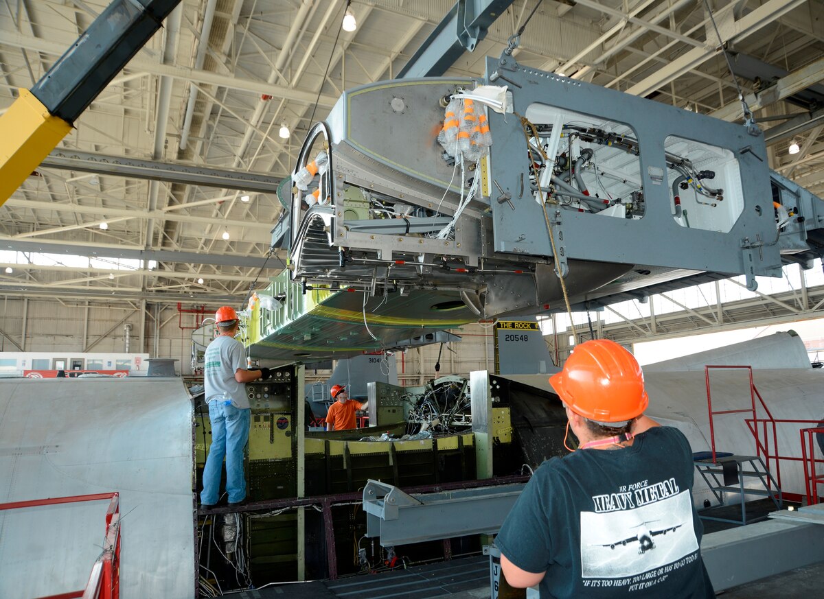 Wingin’ It C130 team installs center wing box > Robins Air Force Base > Article Display