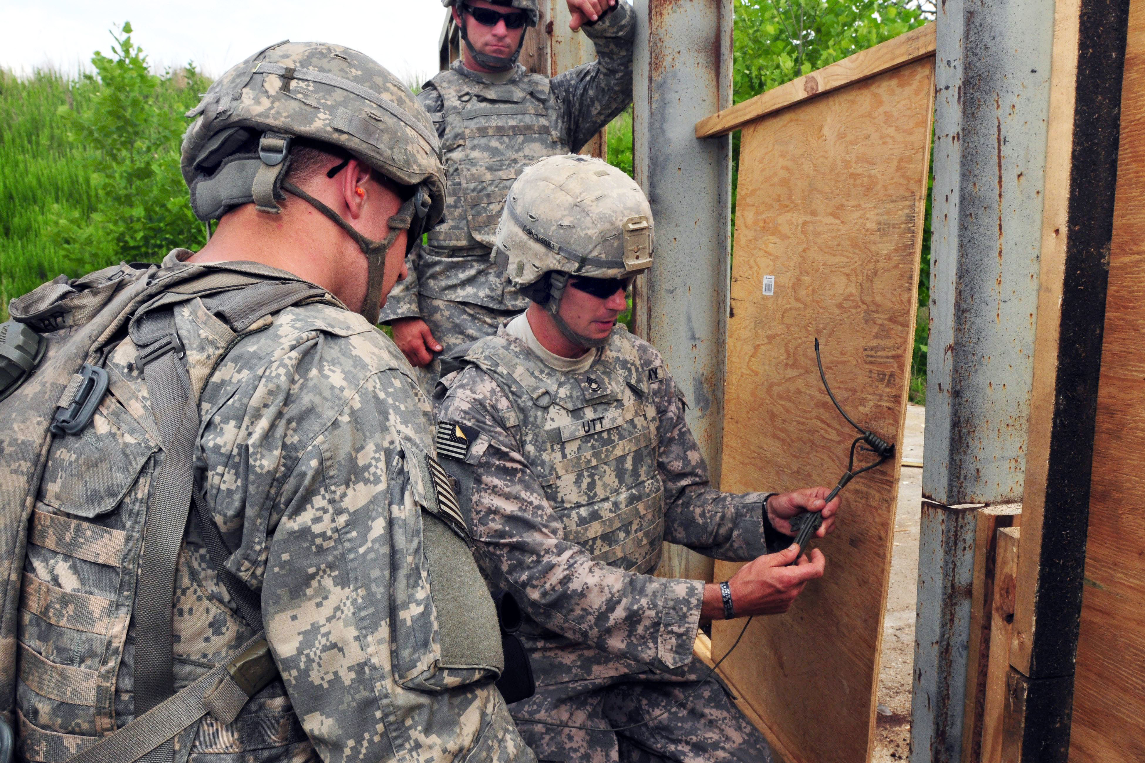Army sgt 1st class adam l utt right instructs paratroopers on how