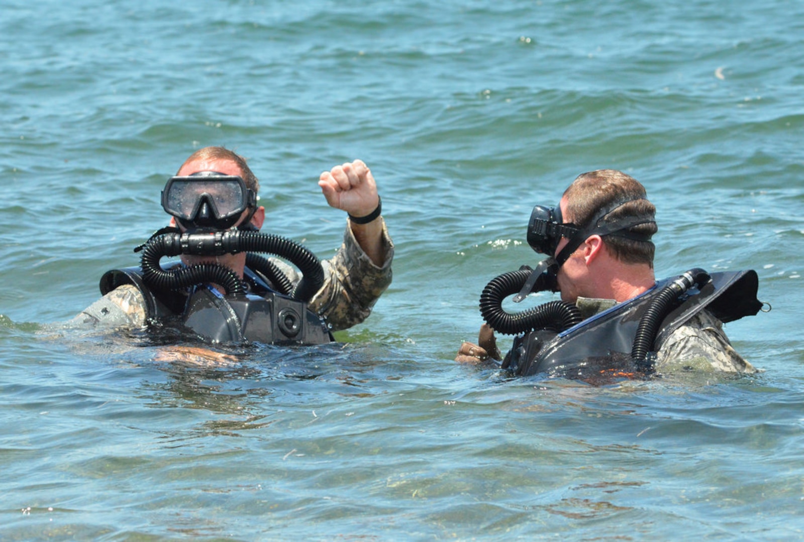 Florida Army National Guard Soldiers from 3rd Battalion, 20th Special Forces Group, surface after a 500-meter underwater swim at the U.S. Army Special Forces Underwater Operations School in Key West, Fla., June 24, 2014. 