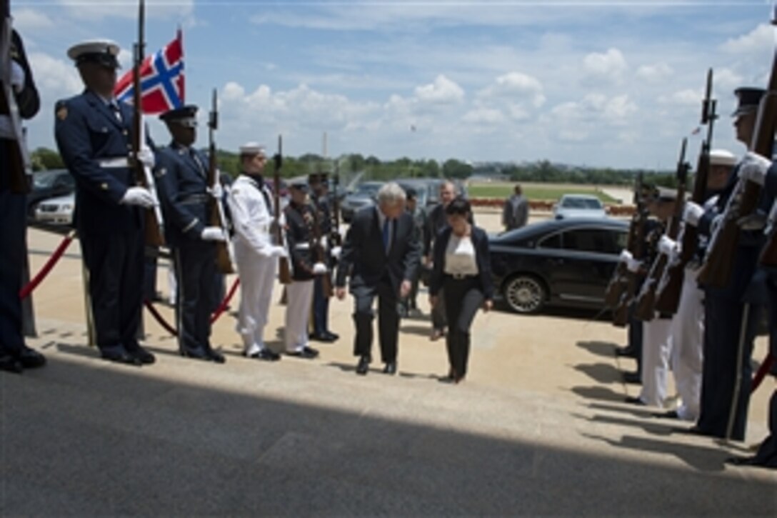 U.S. Defense Secretary Chuck Hagel hosts an honor cordon for Norwegian Defense Minister Ine Marie Eriksen Soreide at the Pentagon, June 25, 2014. The two defense leaders met to discuss issues of mutual importance.
