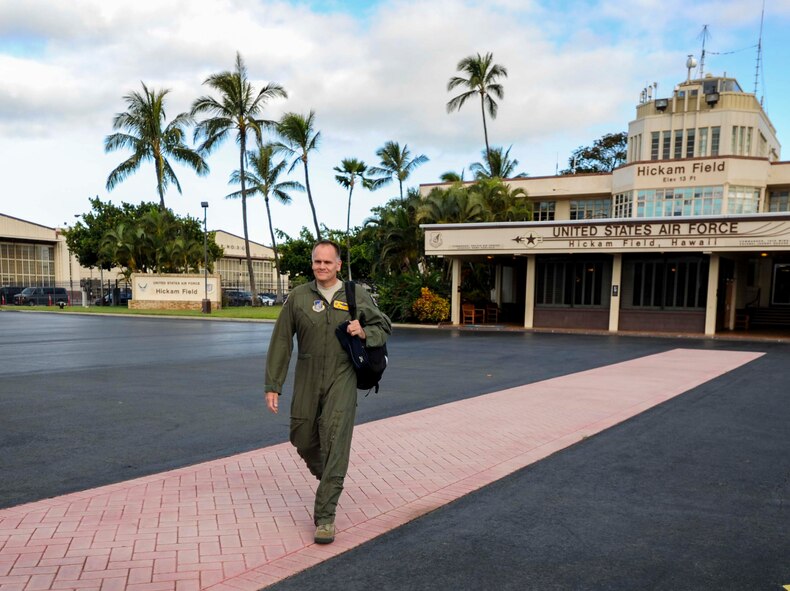 Col. Johnny Roscoe, 15th Wing commander, leaves base operations in preparation for his final training mission aboard a C-17 Globemaster III June 24, 2014. A pilot’s final flight, or “fini-flight,” is a farewell tradition for Air Force pilots. Roscoe is retiring after 26 years of commissioned service. (U.S. Air Force photo/Tech. Sgt. Terri Paden)