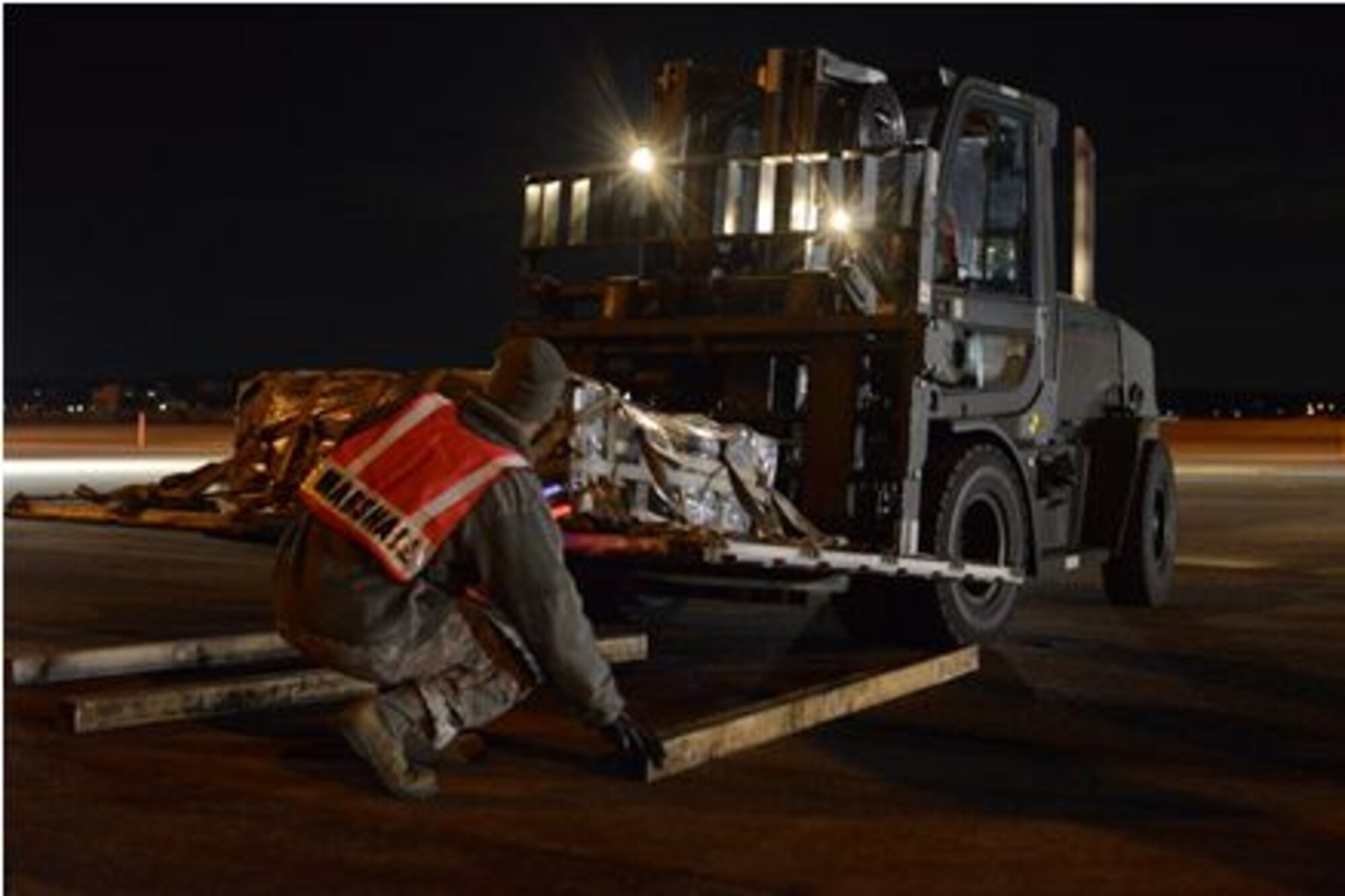 Airman 1st Class Stephen Royer, 374th Logistics Readiness Squadron vehicle maintainer places dunnage under a cargo pallet during the Samurai Readiness Inspection at Yokota Air Base, Japan, March 3, 2014.  The readiness inspection was designed to evaluate the wing’s ability to perform its mission and respond to regional crisis. (U.S. Air Force photo by Airman 1st Class Soo C. Kim / released)