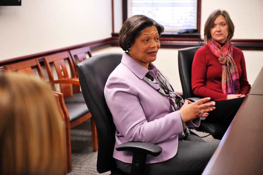 Evelyn McDew meets with spouses of wing leadership during an official visit here Feb. 28, 2014 at Scott Air Force Base, Ill. McDew and several key spouses visited the 375th Aeromedical Evacuation Squadron and the Flight Attendant Operations Center. At each location, they were briefed on how the organization contributes to the overall wing mission. (U.S. Air Force photo/Airman 1st Class Kiana Brothers)