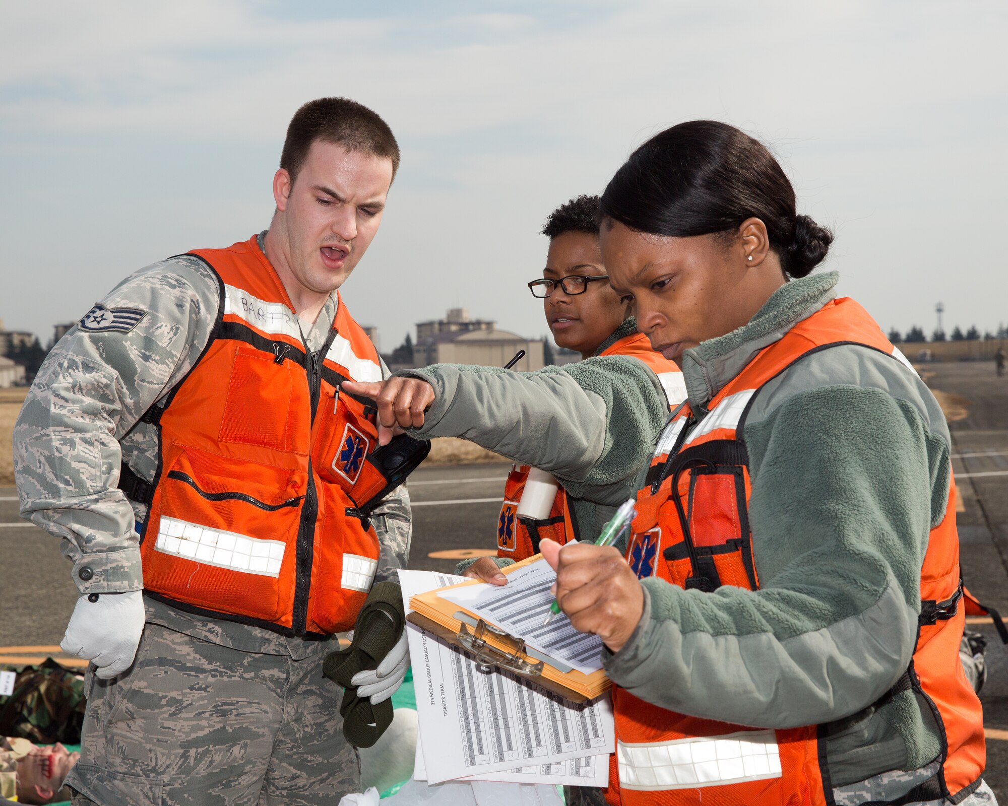 First responders from the 374th Medical Group arrive on scene and assess the situation during a Samurai Readiness Inspection at Yokota Air Base, Japan, March 4, 2014. The readiness inspection was designed to evaluate areas such as rapid mobility response to simulated contingencies and providing airlift support to military and non-combatant evacuation. (U.S. Air Force photo by Osakabe Yasuo/Released)