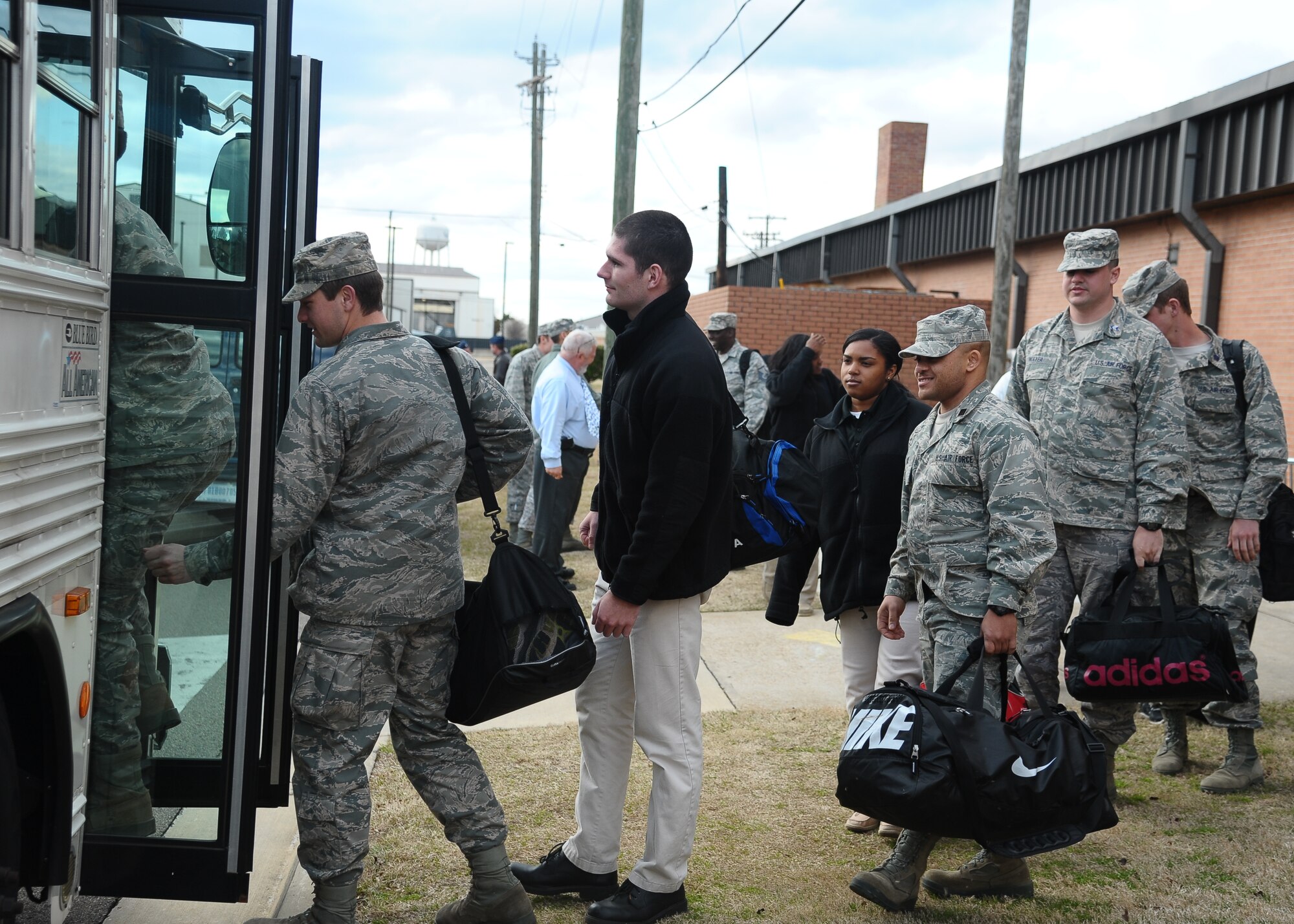 University of Memphis Reserve Officer Training Corps Students from Detachment 785 grab their bags and load up in buses March 12 before departing Columbus Air Force Base at the end of their two-day tour. During their tour, students traveled to different facilities around Columbus AFB and got to experience first-hand what life in the Air Force was like. (U.S. Air Force Photo/Airman 1st Class Stephanie Englar)