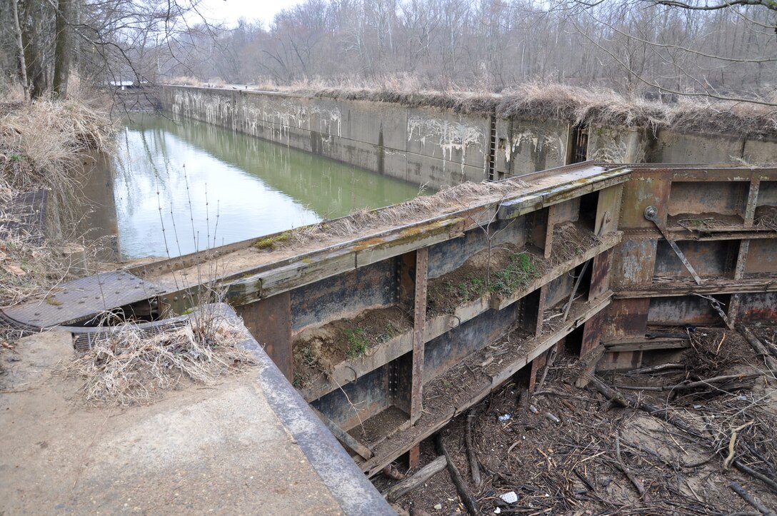 Green River Lock 5, Glenmore, Ky., is part of a disposition study to determine the possibility of deauthorization and disposal of the existing navigation facilities. 