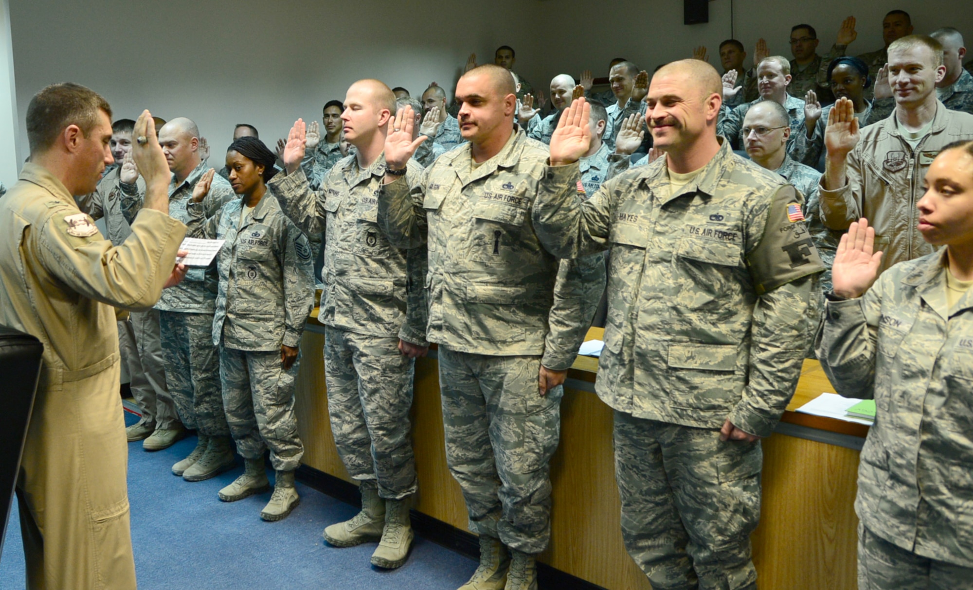 Col. John Klein, Commander, 386th Air Expeditionary Wing, administers the
Inspector's Oath after a Wing Inspection Team training at undisclosed
location in Southwest Asia. The wing is progressively implementing the Air
Force Inspection System, completing its first steps by activating 62 members
on the WIT. (U.S. Air Force photo by Senior Airman Desiree W. Moye) 
