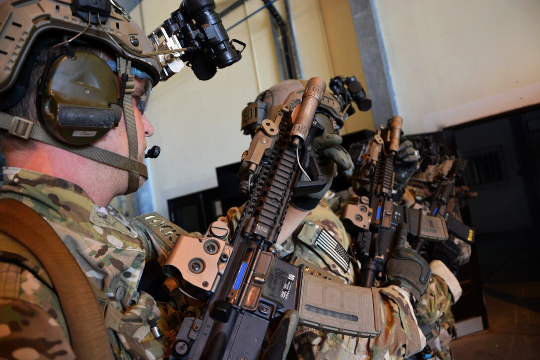 U S Soldiers Prepare To Enter A Room To Conduct Room