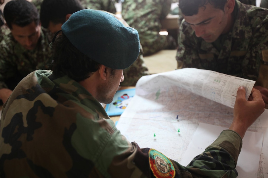 Coalition forces teach map skills class to ANA soldiers in Afghanistan