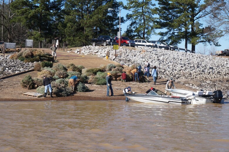 Arkabutla Lake recently hosted the 2014 fish habitat day. Twenty five volunteers gathered at the Arkabutla Lake Field Office to assist with the placement of fish structures in the lake bed.  These Volunteers donated more than 170 hours of their time and were served breakfast and lunch, donated by Superlo Foods in Southaven and Kroger in Hernando. Gifts and gift cards were donated by Sportsman’s Warehouse in Southaven and Walmart in Hernando.