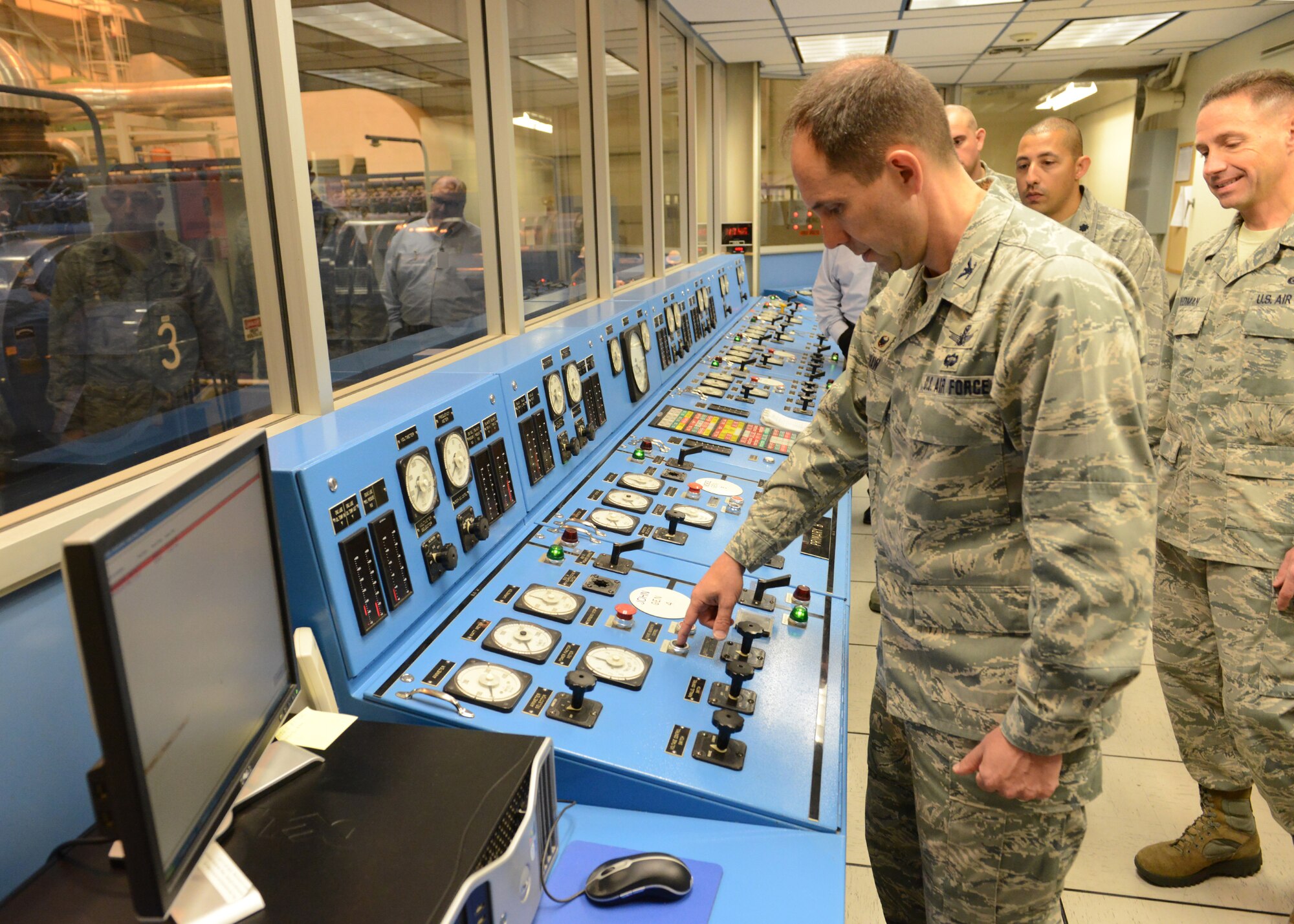 BEALE AFB, Calif. – Col. John Shaw, 21st Space Wing commander, starts a generator March 4 during a visit to the 7th Space Warning Squadron at Beale AFB, Calif. The generator powers the upgraded early warning radar which is responsible for tracking objects in space, missile warning and missile defense missions. The 7th SWS is one of the 21st Space Wing’s 23 geographically separated units. Shaw and Chief Master Sgt. Rich Redman, 21st SW command chief, spent two days touring 7th SWS facilities, and visiting with squadron members and community leaders. (U.S. Air Force photo/John Schwab)